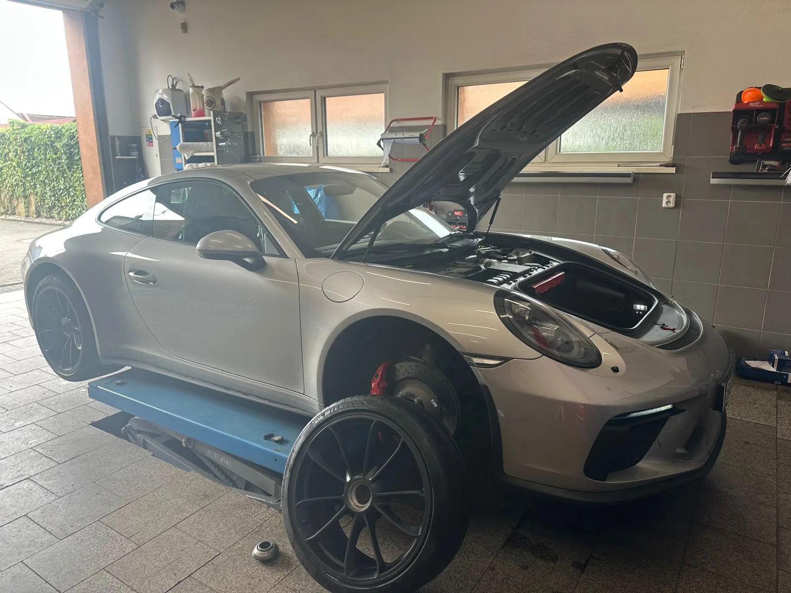 Porsche s otevřenou kapotou při servisní prohlídce v autoservisu Brabenec