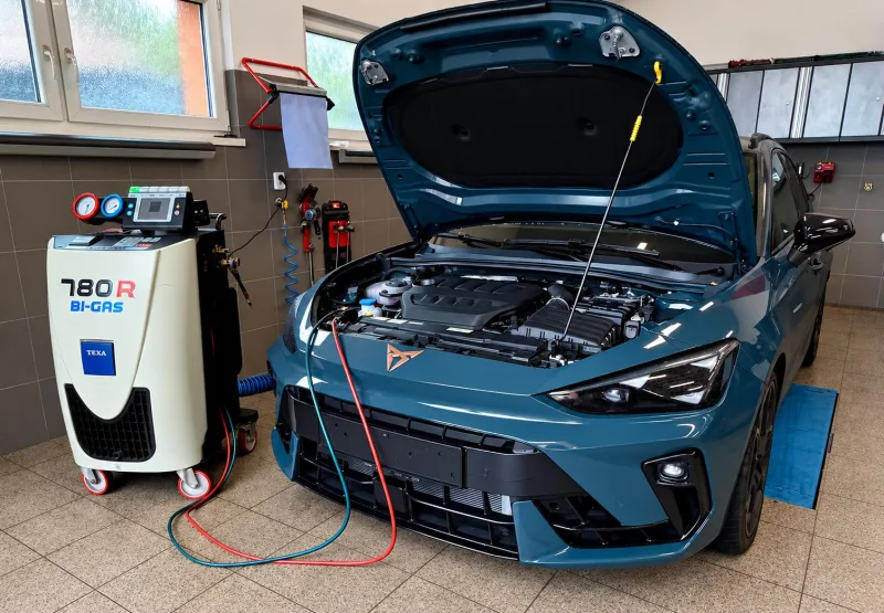 Cupra připojená k servisní stanici klimatizací TEXA KONFORT 780R BI-GAS