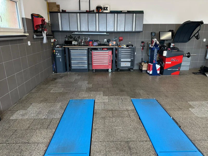 Dílna Brabenec Auto-pneu servis se dvěma zvedáky