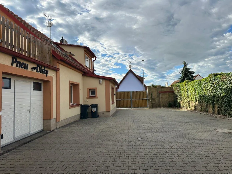 Dvůr a vjezd do dílny Brabenec Auto-pneu servis