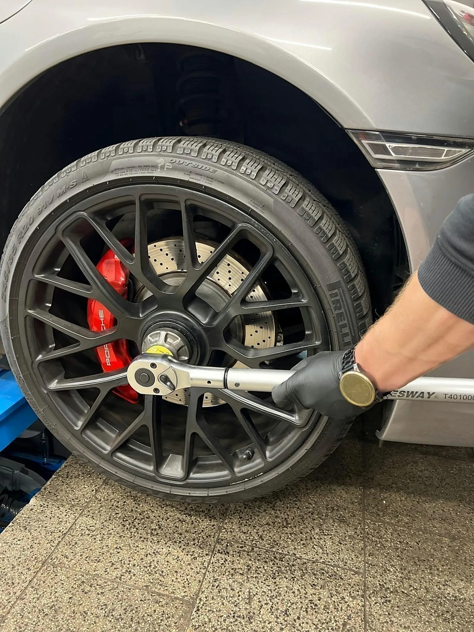 Detail kola Porsche po přezutí a vyvážení v pneuservisu Brabenec
