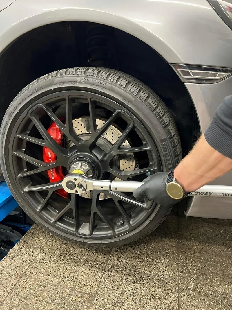 Dotažení kola Porsche momentovým klíčem
