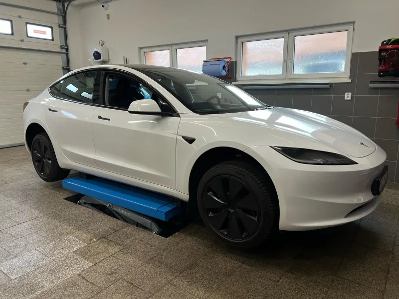 Tesla Model 3 v dílně